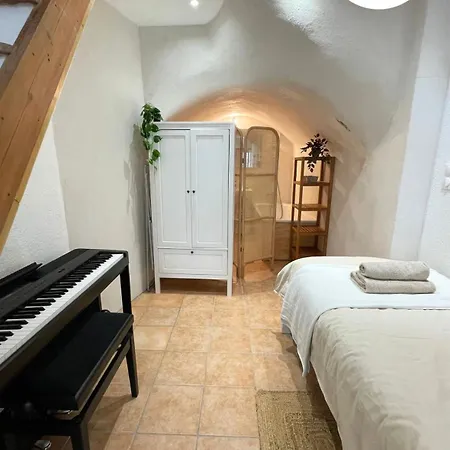 Дом отдыха Charmante Maison Avec Terrasse, Pays De La Lavande *